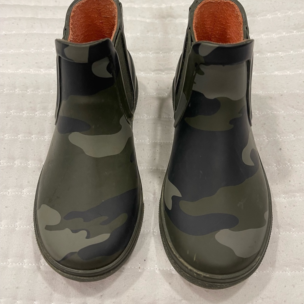 Rain boots size 8